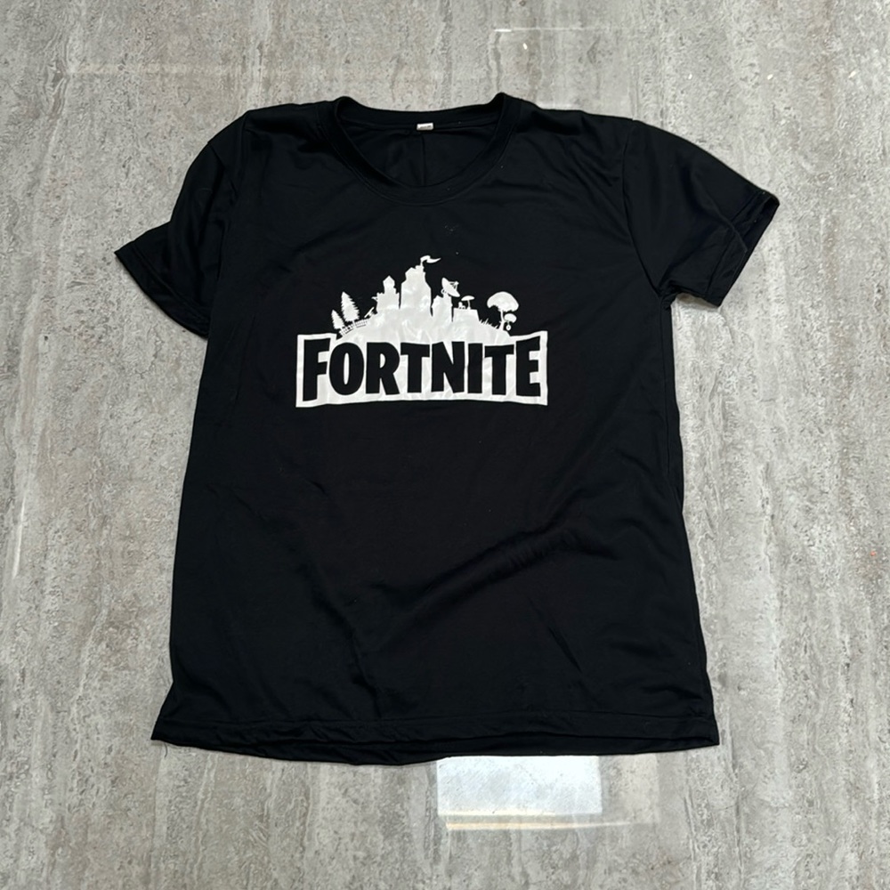 Fortnite boys large t shirt would fit size 10-14
